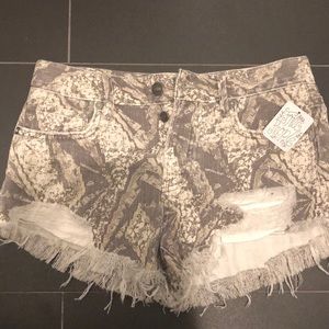 Free People / black and white shorts / size 24